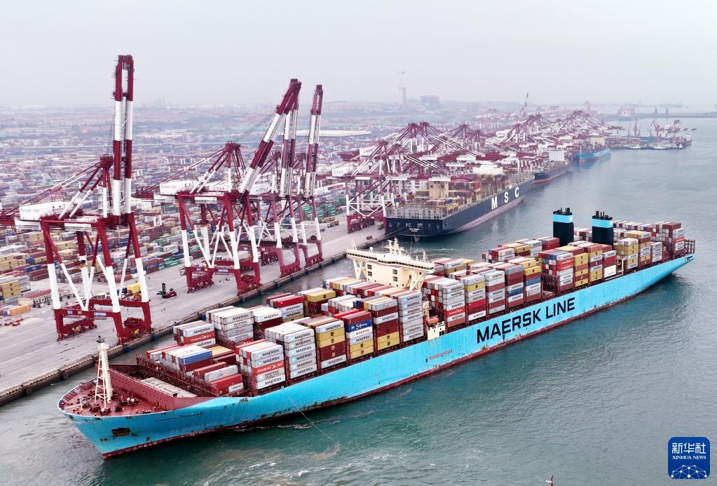 　　在山东港口青岛港前湾码头，欧洲贸易航线的“美途马士基”集装箱货轮解缆起航（2022年7月29日摄，无人机照片）。